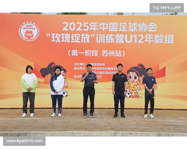 曼联三冠王功臣约克现身深圳亲自指导青少年足球训练营 曼联三冠王功臣约克现身深圳亲自指导青少年足球训练营